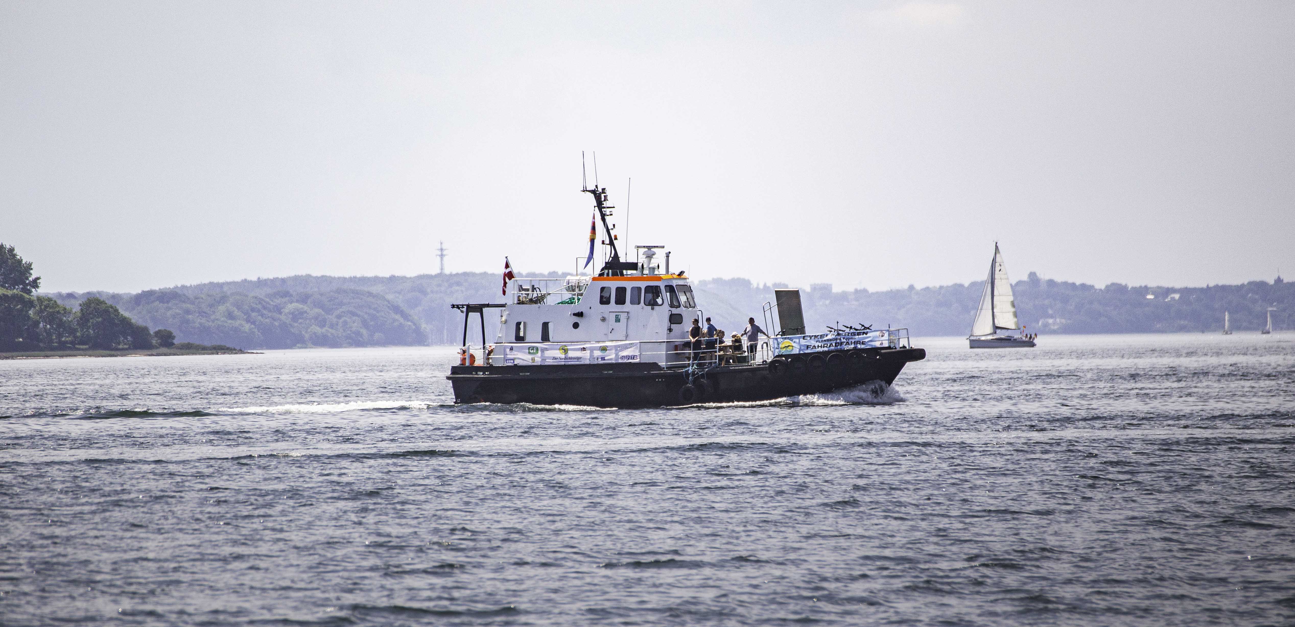 Færge Thjalfe på Flensborg fjord lige foran Holnis i retning Egernsund